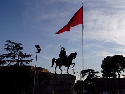 Tirana: Skanderbeg monument on the square with the same name